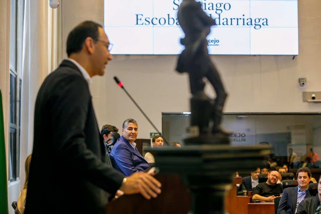 En el Concejo de Medellín, el exfutbolista y director técnico, Santiago, 'Sachi' Escobar, recibió la orden al mérito Juan del Corral, en grado plata, no solo por los méritos que ha logrado a nivel deportivo, sino por su destacada importancia para el deporte antioqueño.