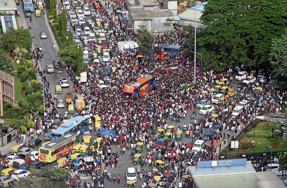 Estampida en India deja al menos 11 muertos en celebración de victoria de equipo de críquet