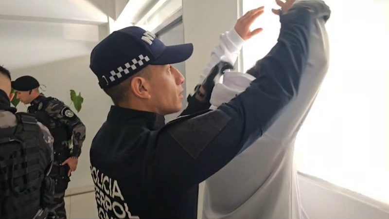 Extraditan a 8 colombianos a EE. UU. por narcotráfico, entre ellos un exfutbolista y un cantante