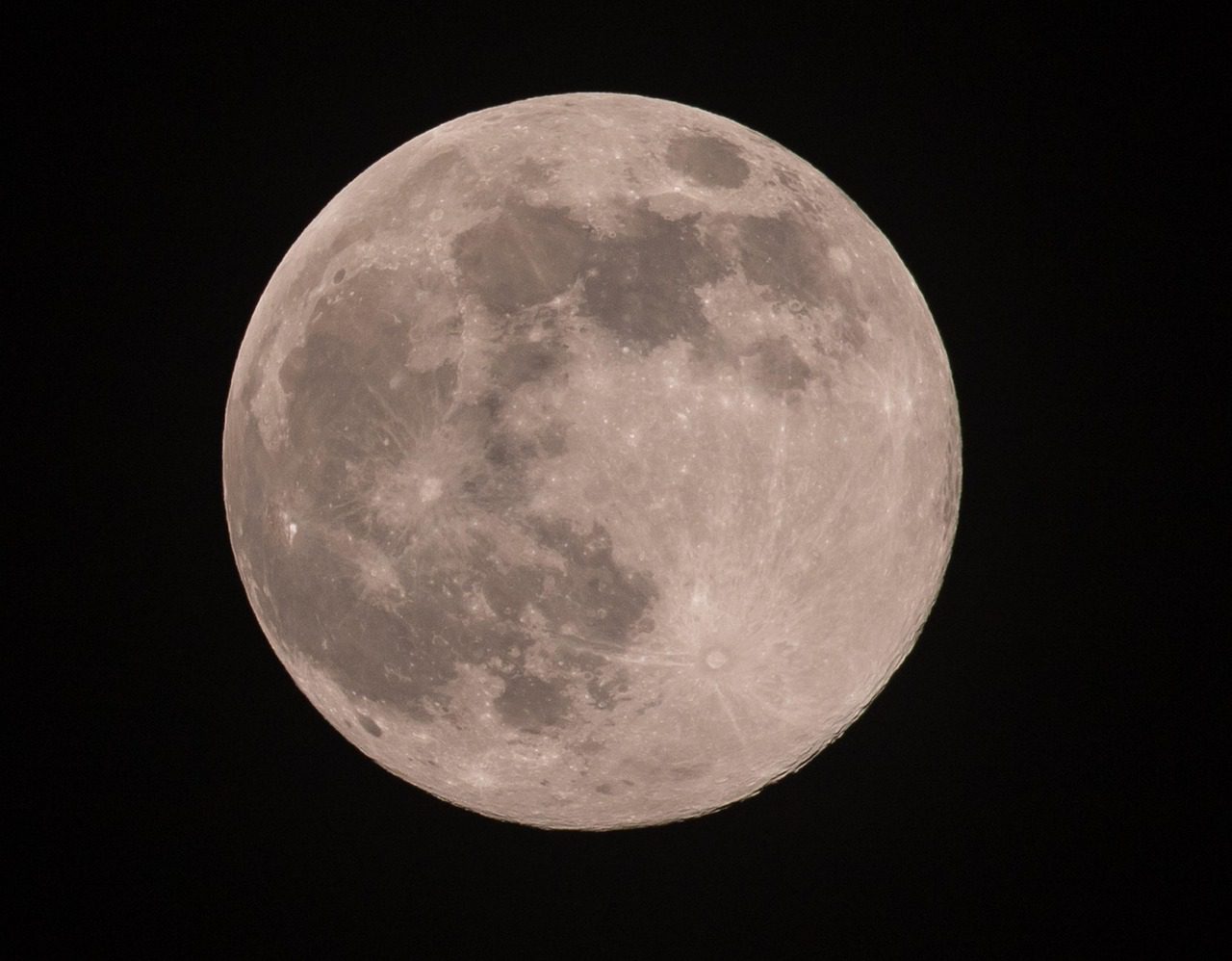 La Luna Rosa iluminará el cielo este 13 de abril