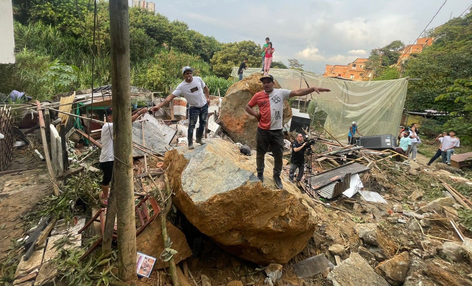Se salvaron de milagro: gigantesca roca destruyó vivienda en la comuna 13