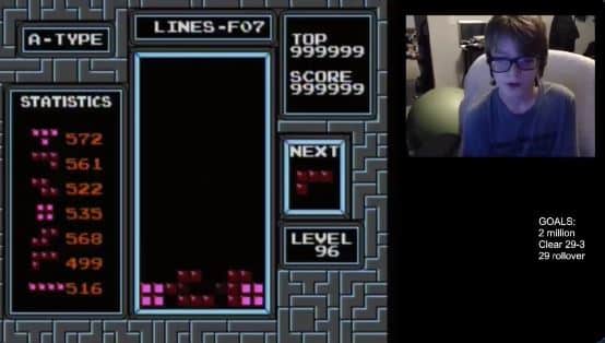 Joven superar todos los niveles del tetris