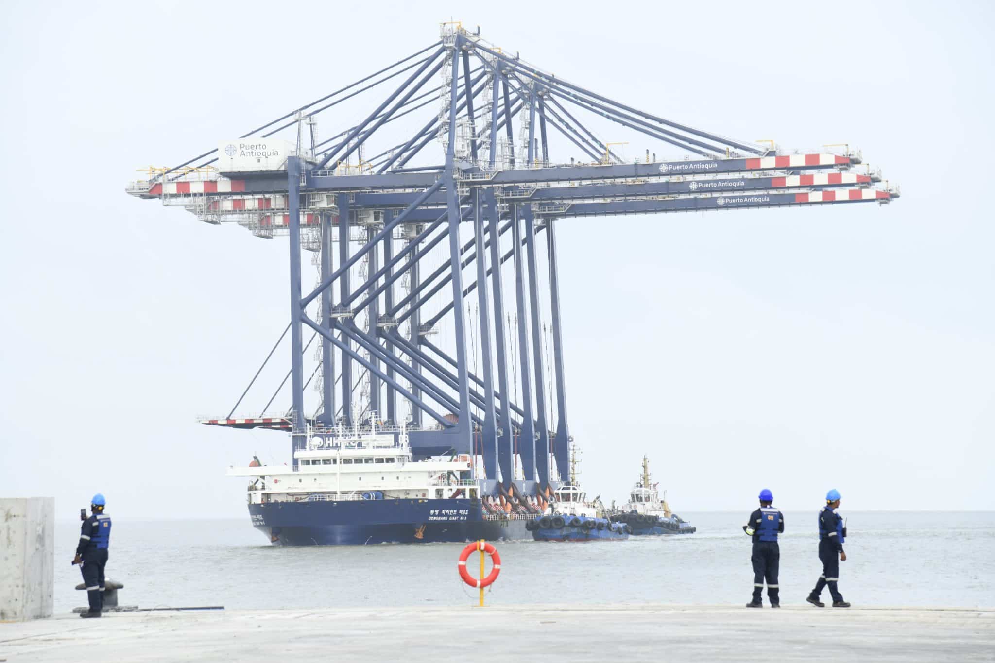 Llegaron a Urabá las grúas para Puerto Antioquia
