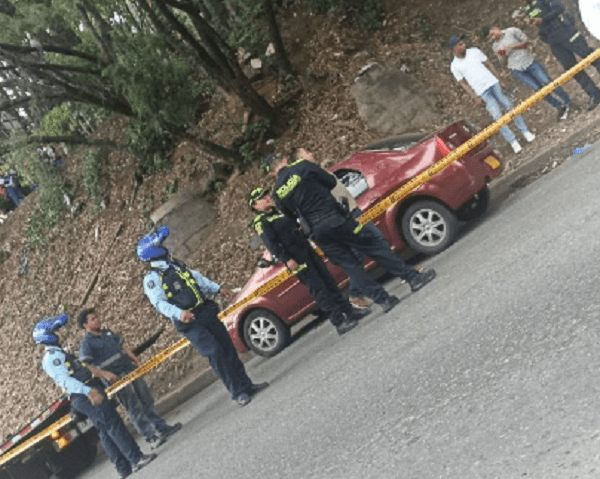 Hallan cadáver al interior de un vehículo abandonado en la avenida Regional