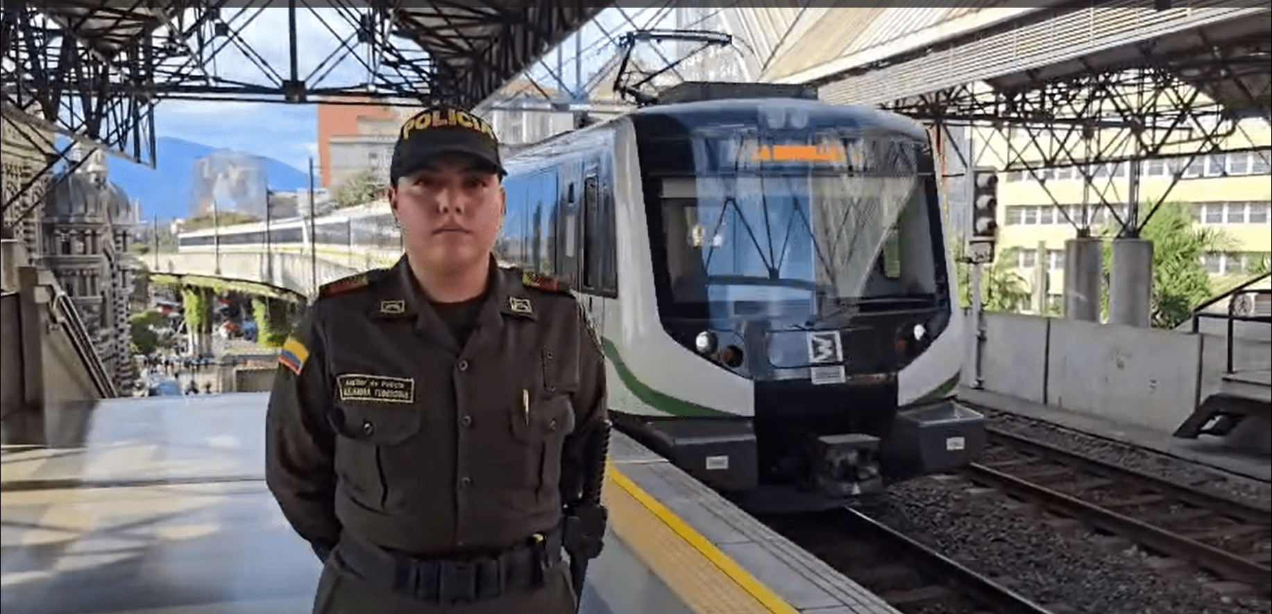 Heroico acto de auxiliar de policía le salvó la vida a mujer en el Metro de Medellín