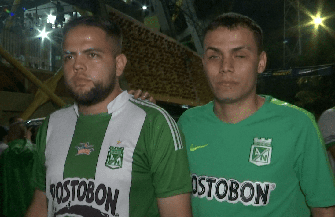 Hincha invidente vive los triunfos de Nacional con su amigo que le narra los partidos