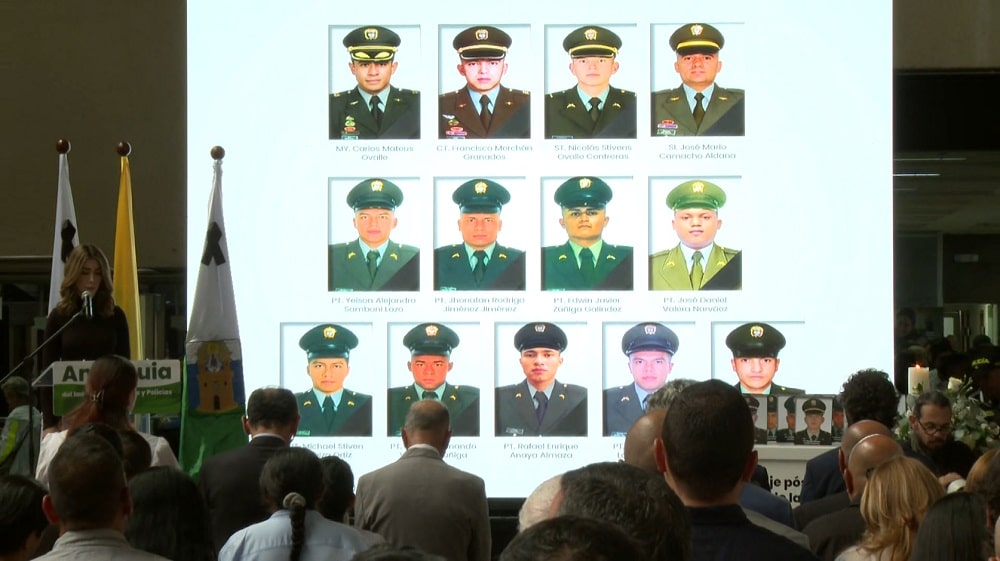 Sentido homenaje en la Gobernación a los 13 policías asesinados en Amalfi: habla papá del piloto