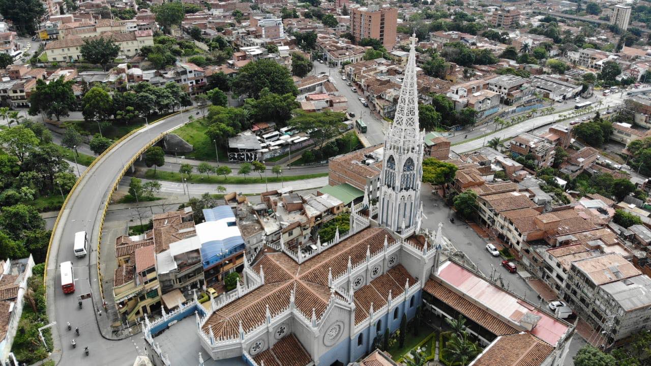 La iglesia de Manrique no solo es un punto de referencia en la Comuna 3, sino también una joya arquitectónica que ha marcado la historia cultural de Medellín.