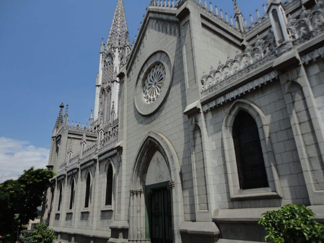 La iglesia de Manrique no solo es un punto de referencia en la Comuna 3, sino también una joya arquitectónica que ha marcado la historia cultural de Medellín.