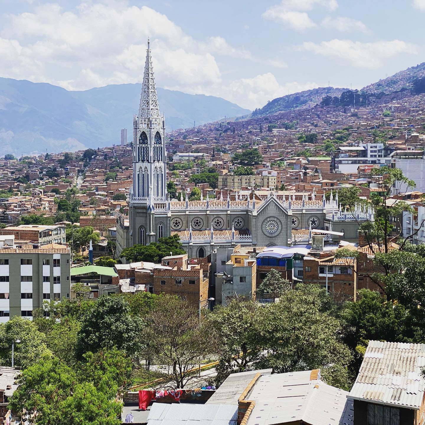 La iglesia de Manrique no solo es un punto de referencia en la Comuna 3, sino también una joya arquitectónica que ha marcado la historia cultural de Medellín.