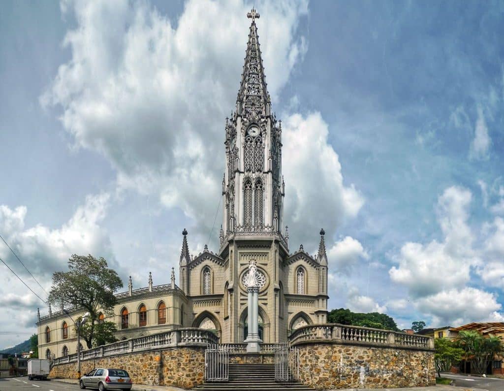 La iglesia de Manrique no solo es un punto de referencia en la Comuna 3, sino también una joya arquitectónica que ha marcado la historia cultural de Medellín.