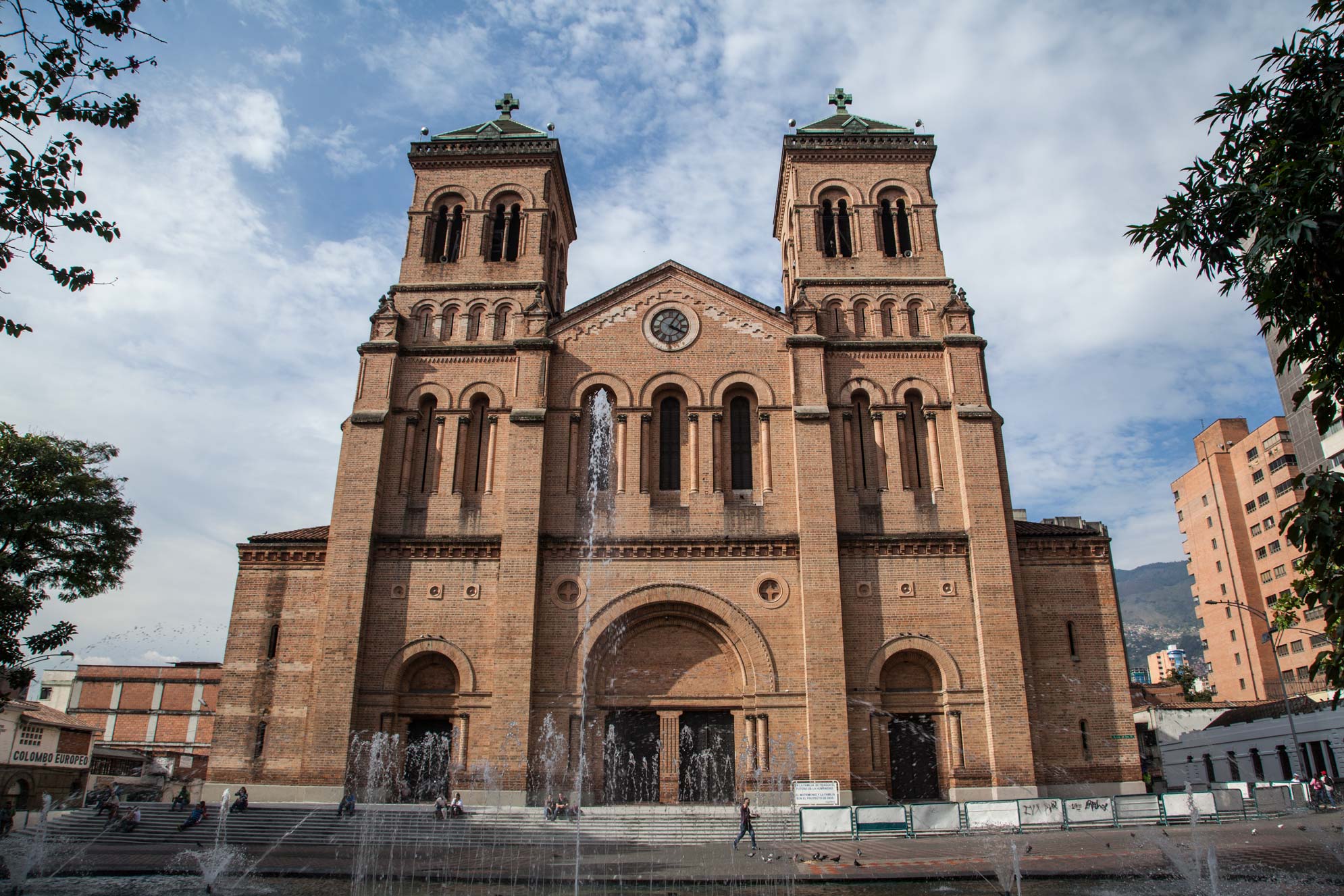 Este Jueves Santo es la oportunidad perfecta para hacer un recorrido especial por Medellín y visitar algunos de sus monumentos religiosos más emblemáticos. Más allá de la tradición, es un momento para conectarse, reflexionar y disfrutar de la arquitectura y la historia que guardan nuestras iglesias.