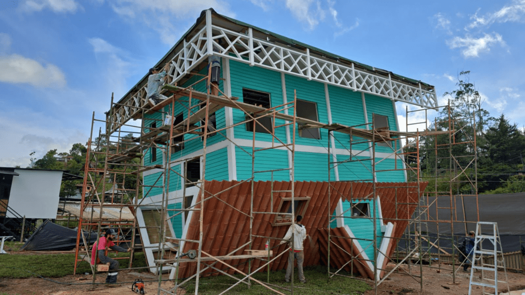 ¡Impresionante! Esta es la primera casa al revés construida en Antioquia