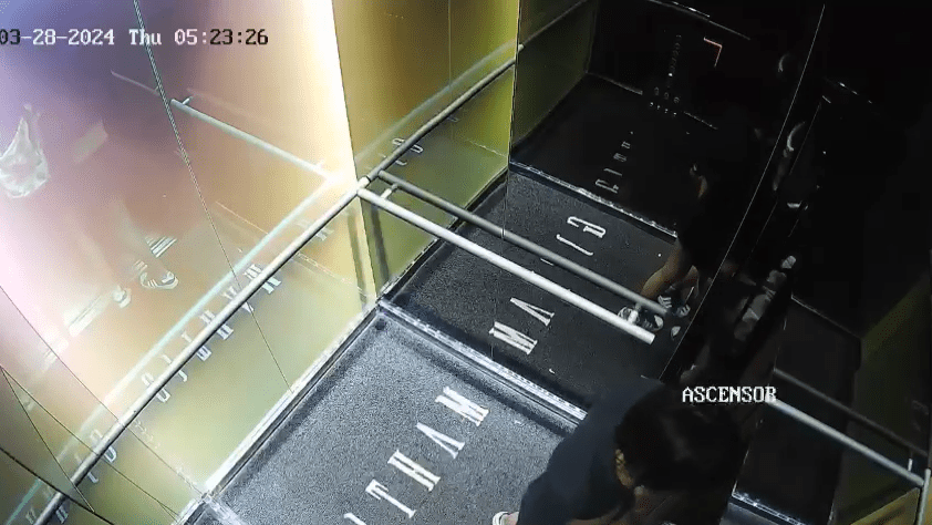 imagen de niñas en ascensor de hotel