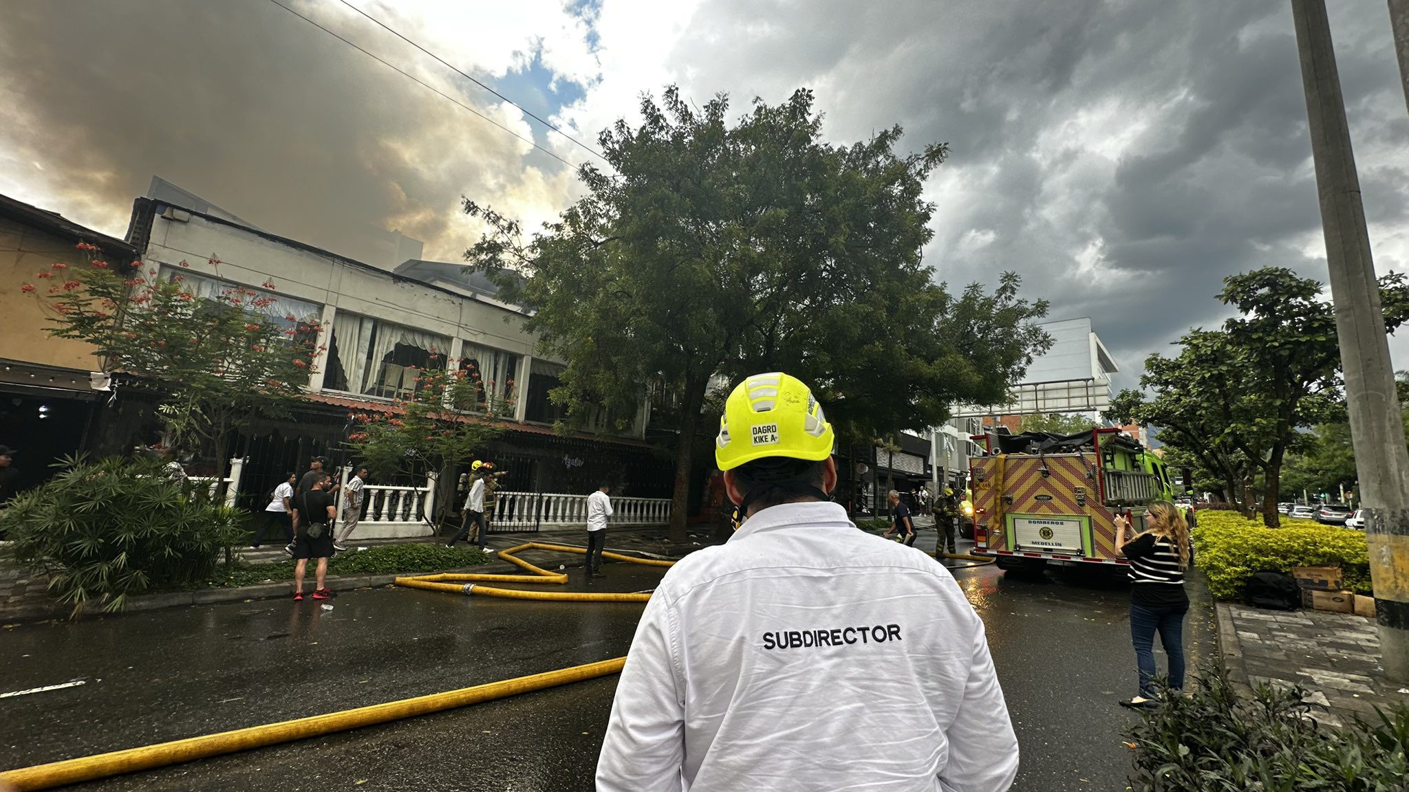 Así fue el incendio que afectó dos locales comerciales en Laureles