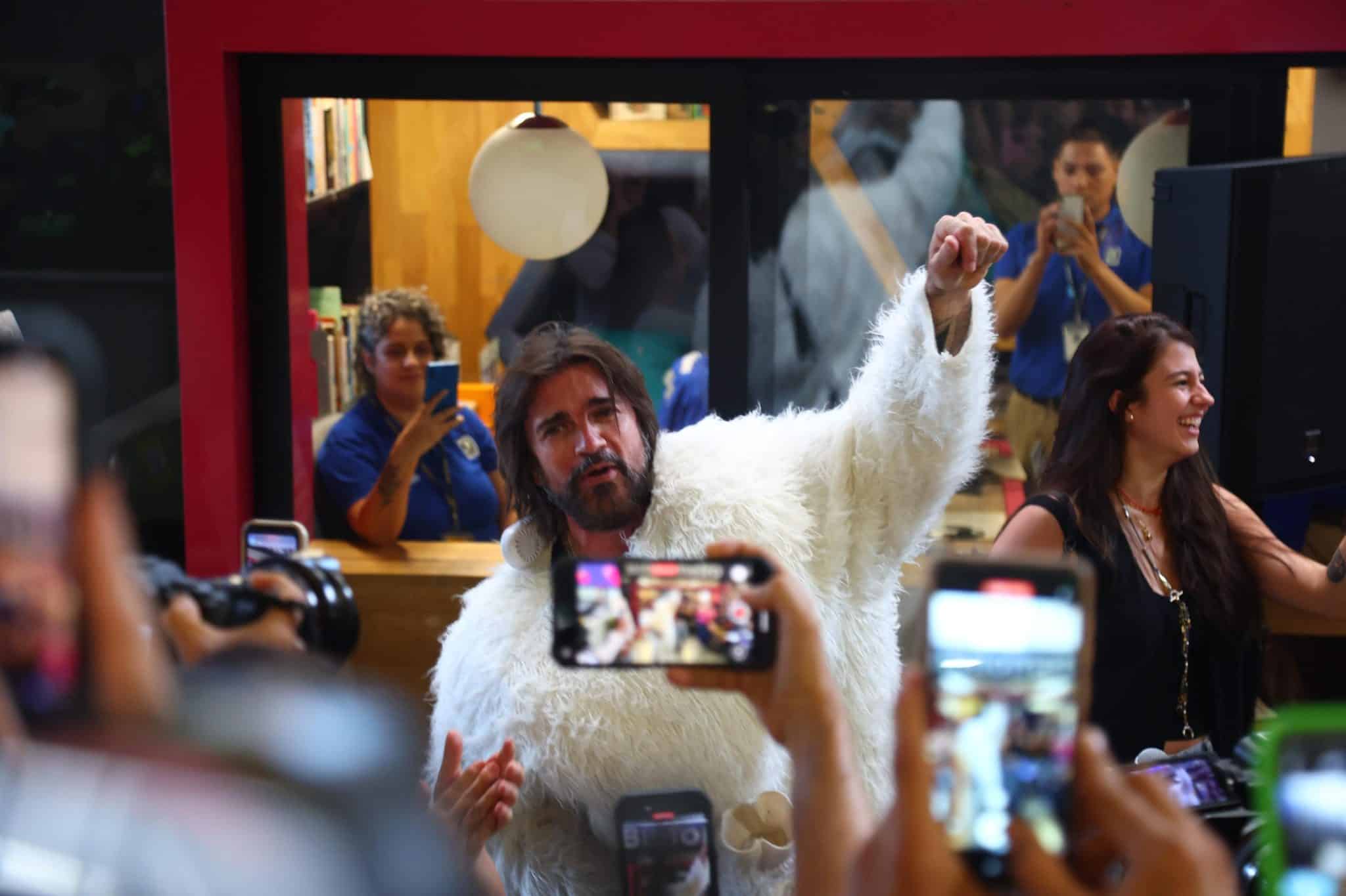 Juanes se disfrazó de oso polar para estrenar su nueva canción en el Metro