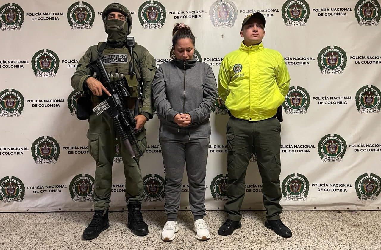 En un operativo conjunto entre la Dirección de Antinarcóticos de la Policía Nacional y la Fiscalía General de la Nación, se logró la captura con fines de extradición de Aura Jazmín Castro Ruíz, alias 