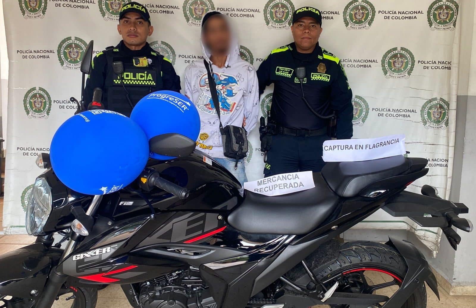 Con bombas puestas y todo hombre robó una motocicleta exhibida para la venta en Girardota