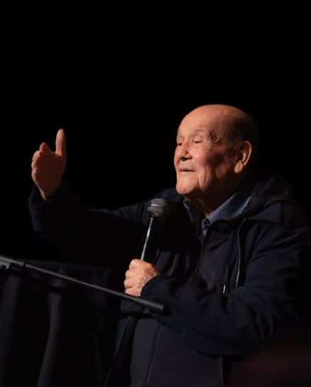 El 2025 comienza con una lamentable pérdida para el mundo de la música. Leo Dan, uno de los máximos exponentes de la música romántica, falleció este 1 de enero a los 82 años de edad. Su familia compartió la noticia a través de un comunicado en la página oficial de Facebook del artista, en el que expresaron el profundo amor y legado que deja tras su partida.