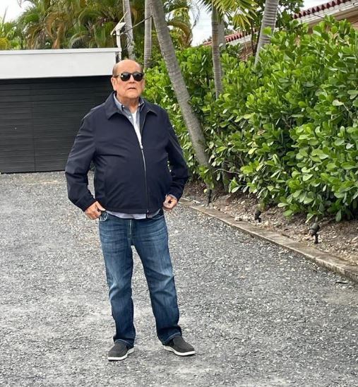 El 2025 comienza con una lamentable pérdida para el mundo de la música. Leo Dan, uno de los máximos exponentes de la música romántica, falleció este 1 de enero a los 82 años de edad. Su familia compartió la noticia a través de un comunicado en la página oficial de Facebook del artista, en el que expresaron el profundo amor y legado que deja tras su partida.
