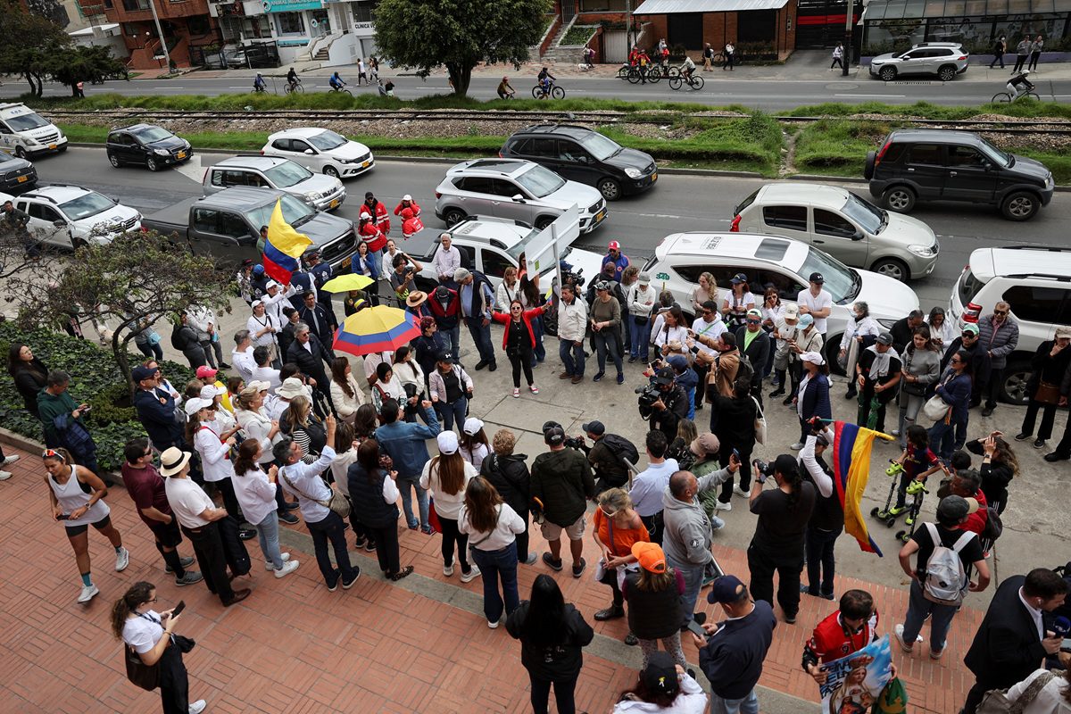 Líderes políticos rodean a Miguel Uribe tras ser víctima de un atentado