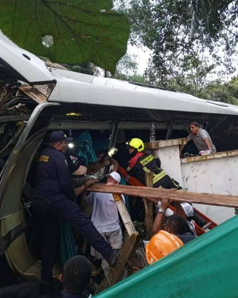 Un trágico accidente marcó las primeras horas del 31 de diciembre de 2024. Un bus identificado con los emblemas de la agrupación musical Los Inquietos del Vallenato se estrelló contra un árbol en el sector de Campo Alegre, en la vía que conecta Caucasia con La Apartada, entre los departamentos de Antioquia y Córdoba.