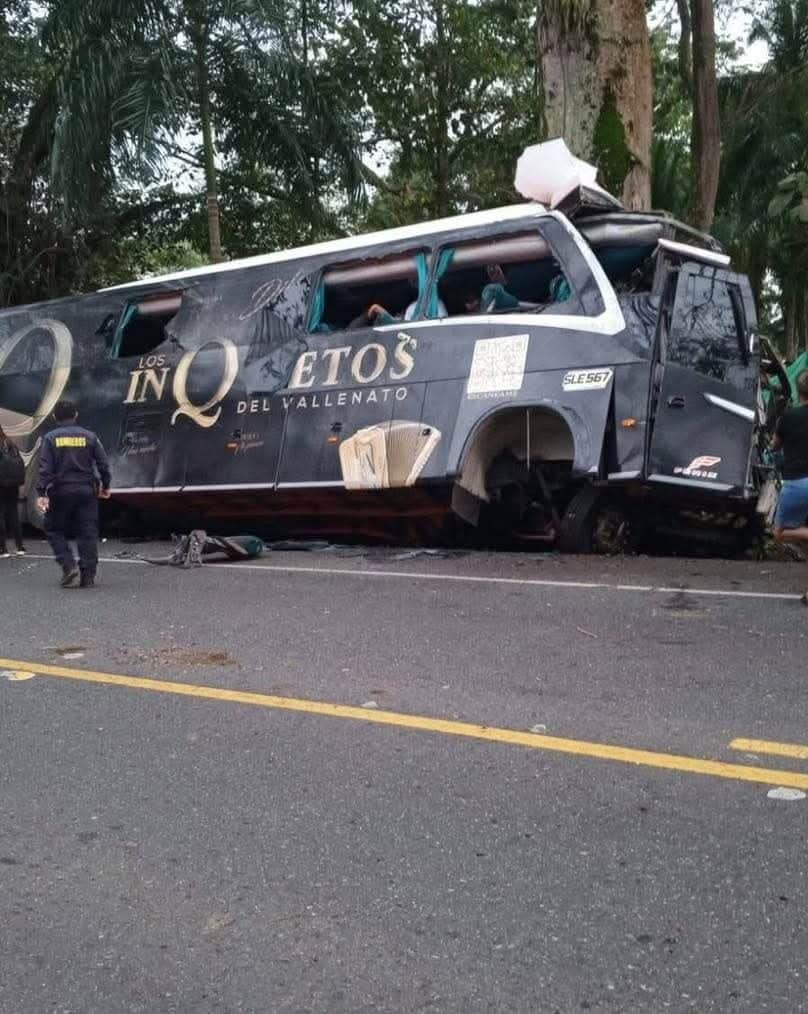 Un trágico accidente marcó las primeras horas del 31 de diciembre de 2024. Un bus identificado con los emblemas de la agrupación musical Los Inquietos del Vallenato se estrelló contra un árbol en el sector de Campo Alegre, en la vía que conecta Caucasia con La Apartada, entre los departamentos de Antioquia y Córdoba.