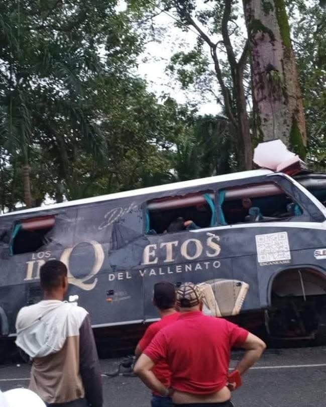 Un trágico accidente marcó las primeras horas del 31 de diciembre de 2024. Un bus identificado con los emblemas de la agrupación musical Los Inquietos del Vallenato se estrelló contra un árbol en el sector de Campo Alegre, en la vía que conecta Caucasia con La Apartada, entre los departamentos de Antioquia y Córdoba.