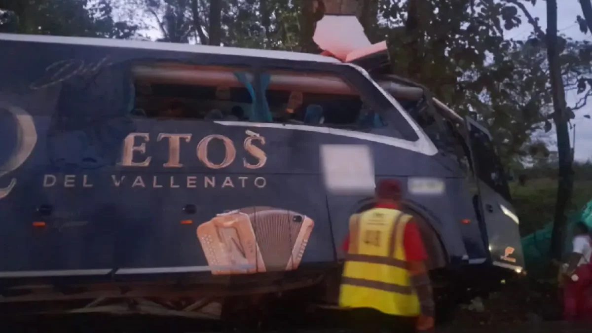 Un trágico accidente marcó las primeras horas del 31 de diciembre de 2024. Un bus identificado con los emblemas de la agrupación musical Los Inquietos del Vallenato se estrelló contra un árbol en el sector de Campo Alegre, en la vía que conecta Caucasia con La Apartada, entre los departamentos de Antioquia y Córdoba.