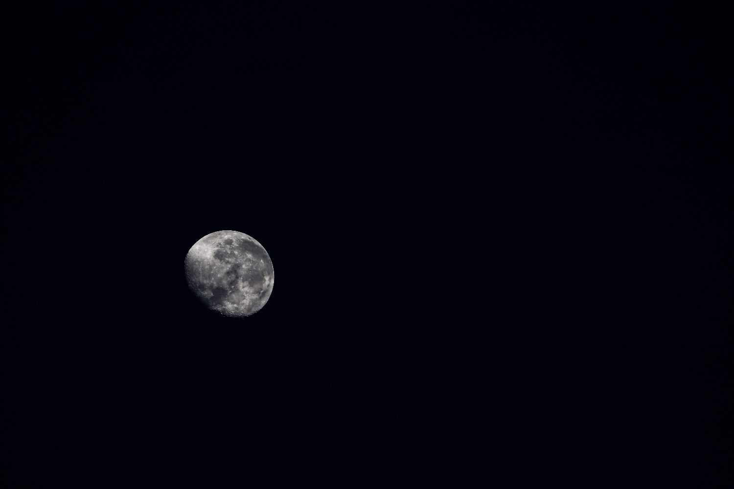 El fenómeno astronómico conocido como la Luna negra tendrá lugar este 30 de diciembre en América y el 31 de diciembre en Europa, Asia y África, marcando un evento especial que ocurre cada 29 meses. Este tipo de Luna nueva brinda condiciones ideales para observar el cielo nocturno en su máxima expresión.