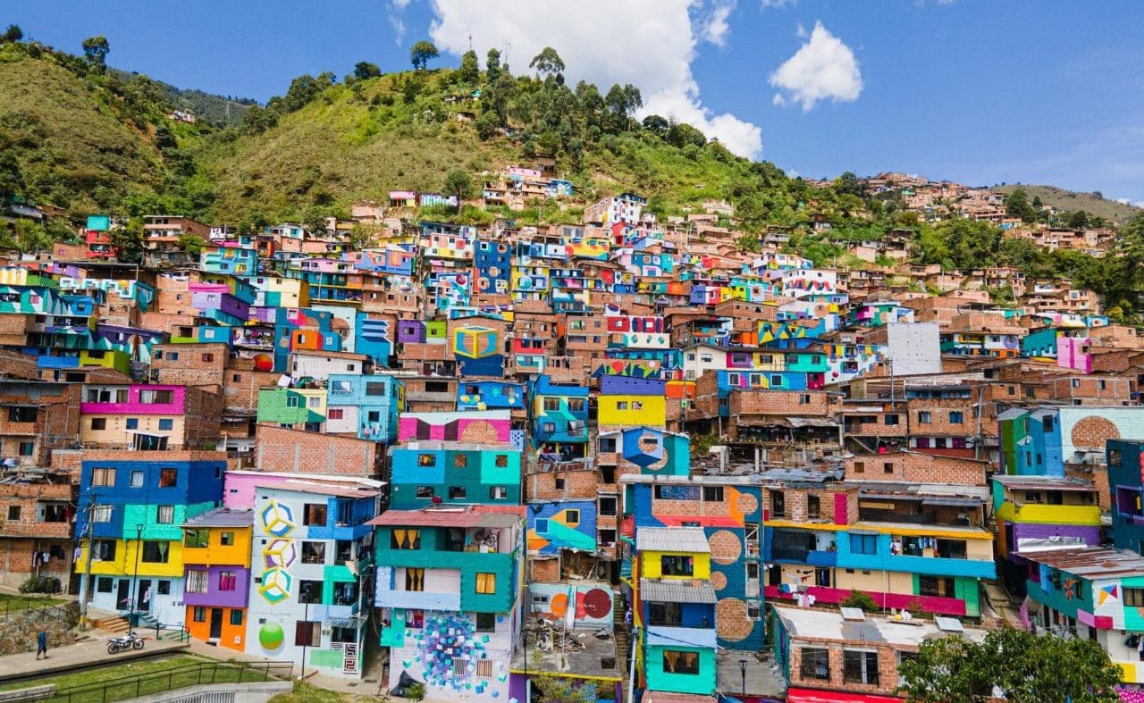Ubicado en la zona nororiental de Medellín, Manrique es mucho más que un punto en el mapa. Es un territorio cargado de historia, con una identidad forjada por la clase trabajadora, el arte y la cultura popular que se vive en cada cuadra.