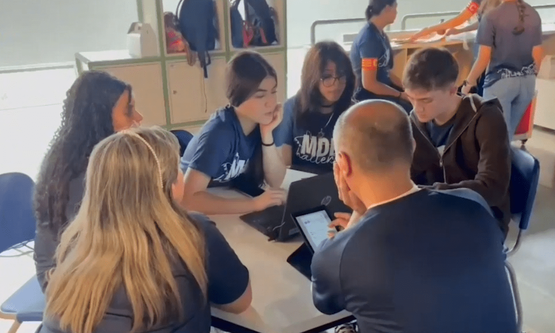 Estudiantes de Medellín crean soluciones para problemáticas en entornos educativos