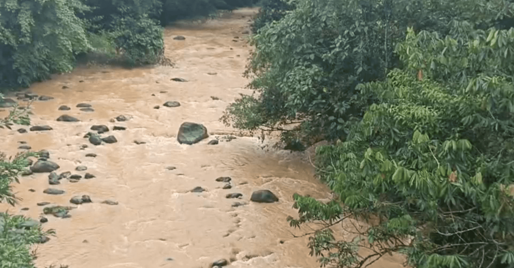 Así monitorean el río Mutatá luego de represamiento que generó alerta amarilla
