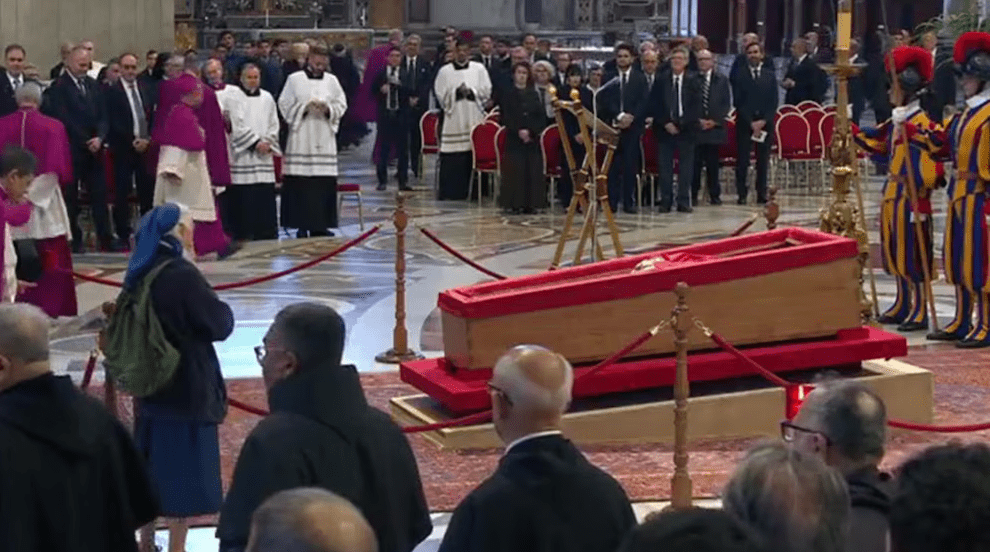 Monja amiga del papa conmueve al mundo al saltarse el protocolo para despedirlo