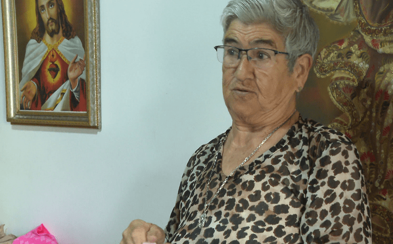 mujer cose para personas necesitadas