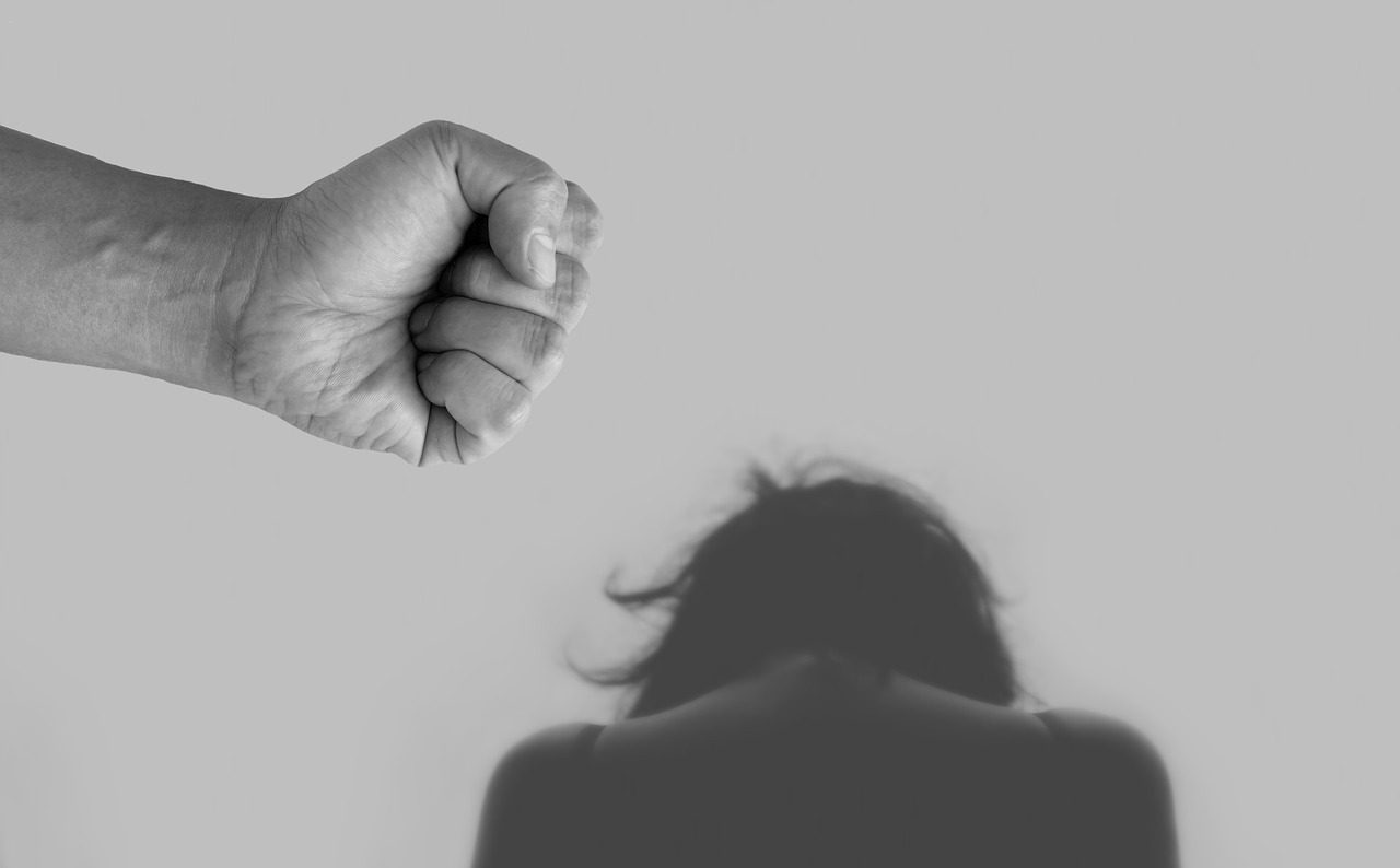 Capturan a mujer señalada de golpear a su hija de 15 años y hacerla abortar