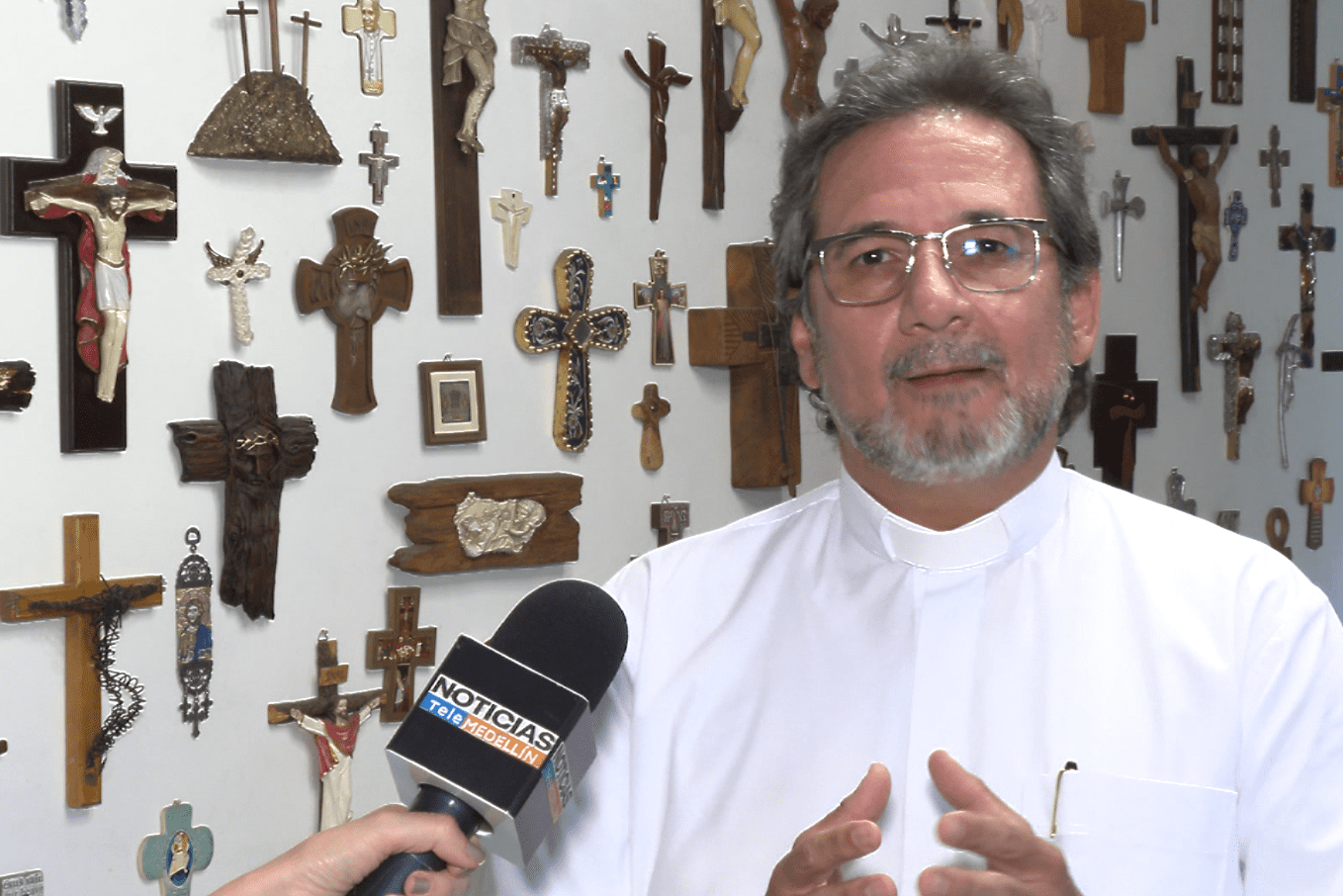 El padre Pedro Justo Berrío llega a Telemedellín