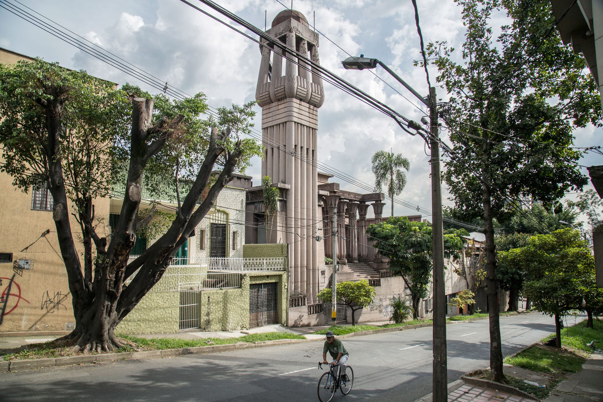 Hace más de un siglo, un hombre nacido en Aguadas, Caldas, emprendió una de las travesías más insólitas que recuerde la historia antioqueña. Su nombre era Fernando Estrada Estrada, y su legado más impresionante aún se alza en el barrio Prado: el Palacio Egipcio de Medellín.