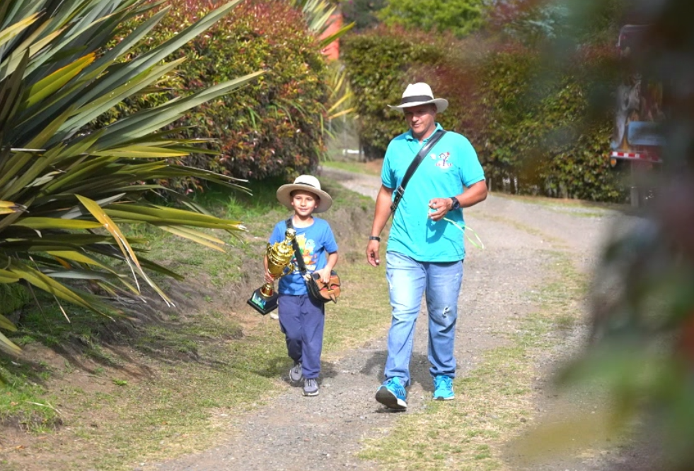Padre e hijo llevan el fútbol en los pies y la tradición silletera en el corazón