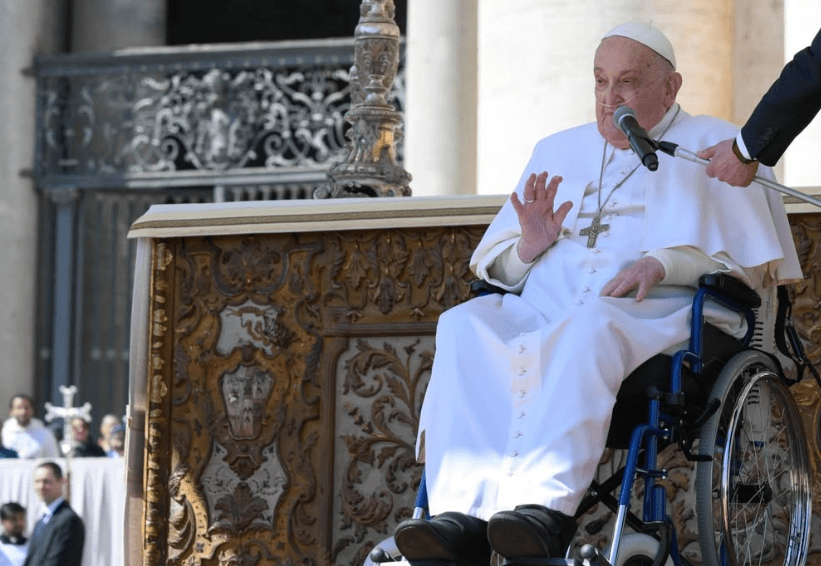 Papa Francisco reaparece en público desde que fue dado de alta del hospital