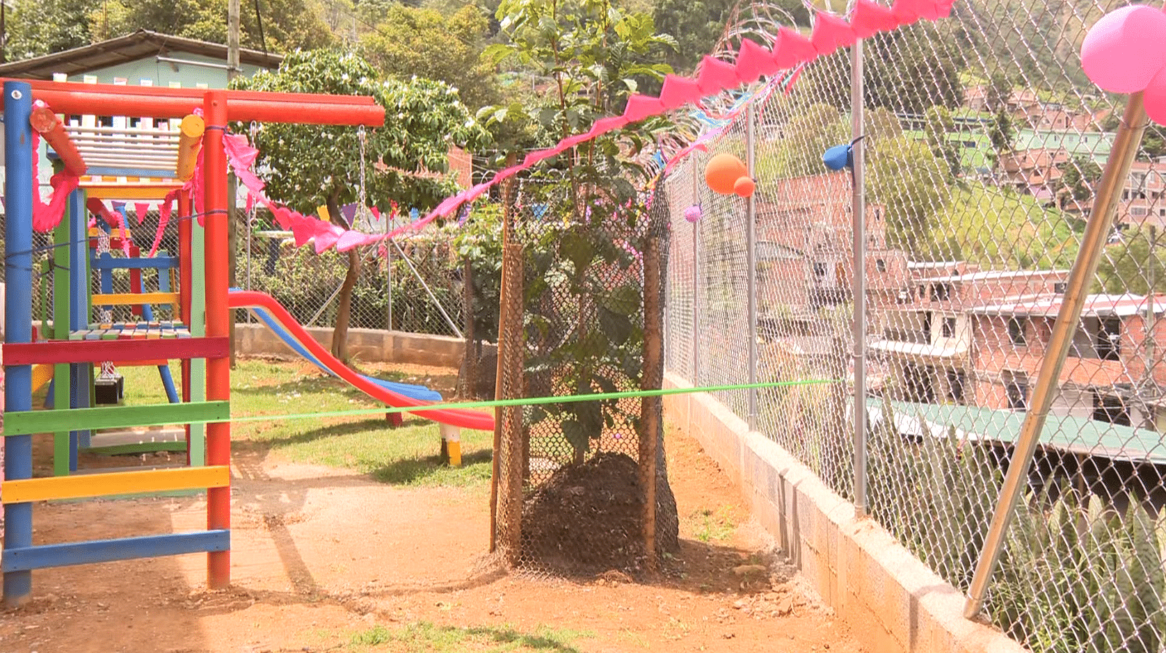 Con plástico reciclado, construyeron un parque en Manrique
