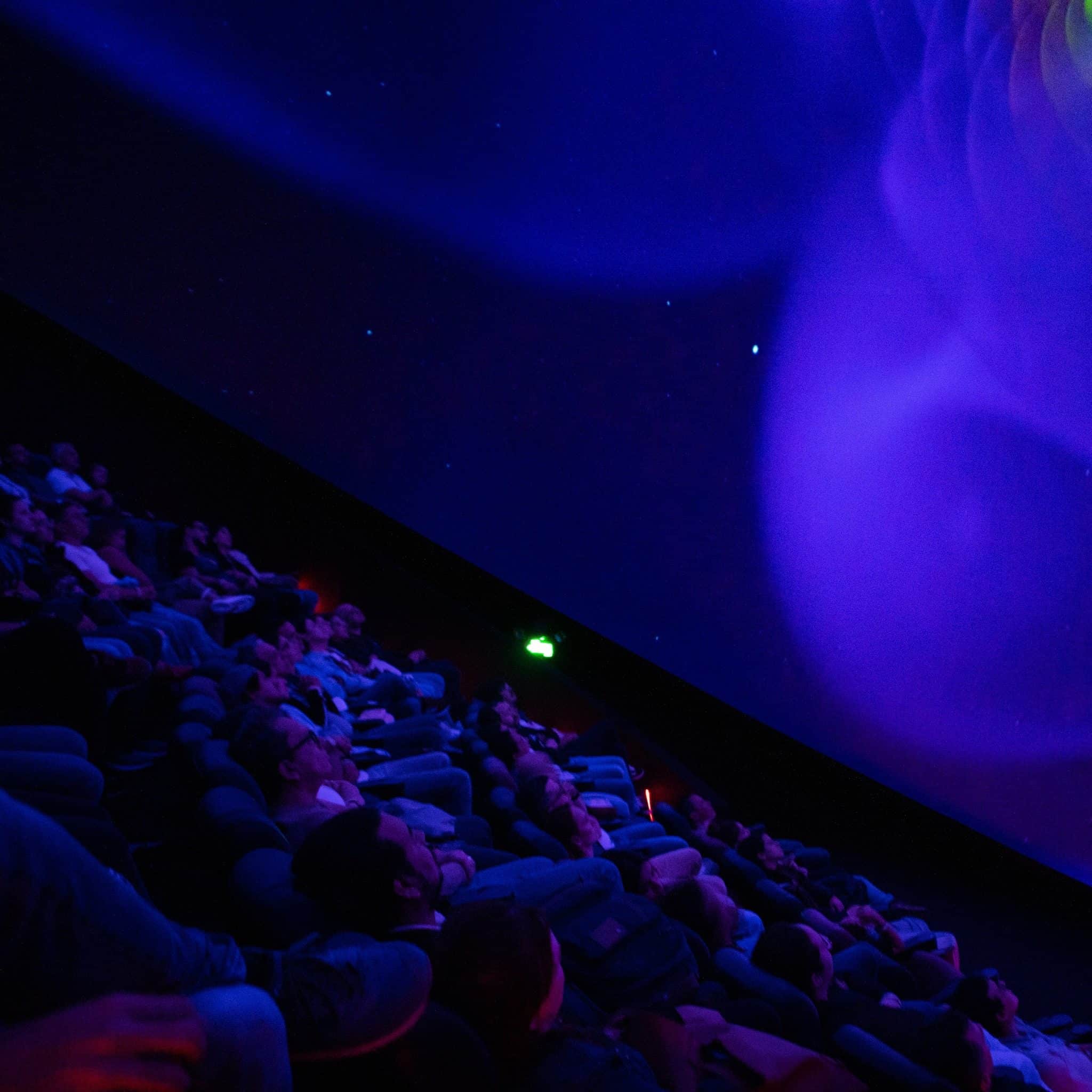El Planetario Jesús Emilio Ramírez González se ha convertido en uno de los epicentros de divulgación científica más importantes de Colombia y Latinoamérica. Ubicado estratégicamente en el corazón del Parque de los Deseos, en la zona norte de Medellín, este lugar ofrece una ventana fascinante al universo a través de experiencias interactivas, tecnología de punta y un enfoque pedagógico pensado para todas las edades.
