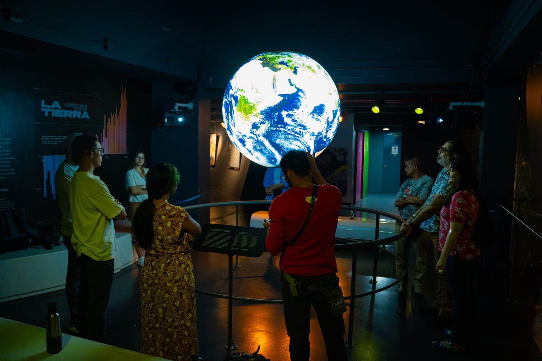 El Planetario Jesús Emilio Ramírez González se ha convertido en uno de los epicentros de divulgación científica más importantes de Colombia y Latinoamérica. Ubicado estratégicamente en el corazón del Parque de los Deseos, en la zona norte de Medellín, este lugar ofrece una ventana fascinante al universo a través de experiencias interactivas, tecnología de punta y un enfoque pedagógico pensado para todas las edades.