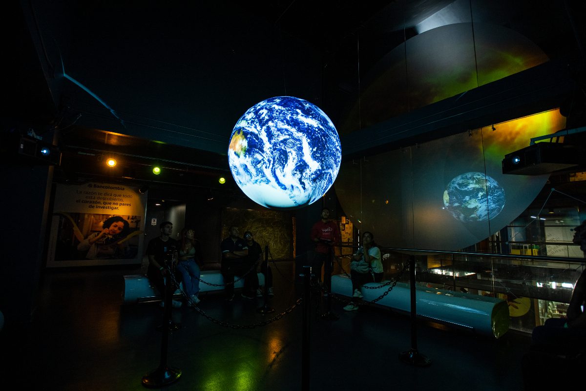 El Planetario Jesús Emilio Ramírez González se ha convertido en uno de los epicentros de divulgación científica más importantes de Colombia y Latinoamérica. Ubicado estratégicamente en el corazón del Parque de los Deseos, en la zona norte de Medellín, este lugar ofrece una ventana fascinante al universo a través de experiencias interactivas, tecnología de punta y un enfoque pedagógico pensado para todas las edades.