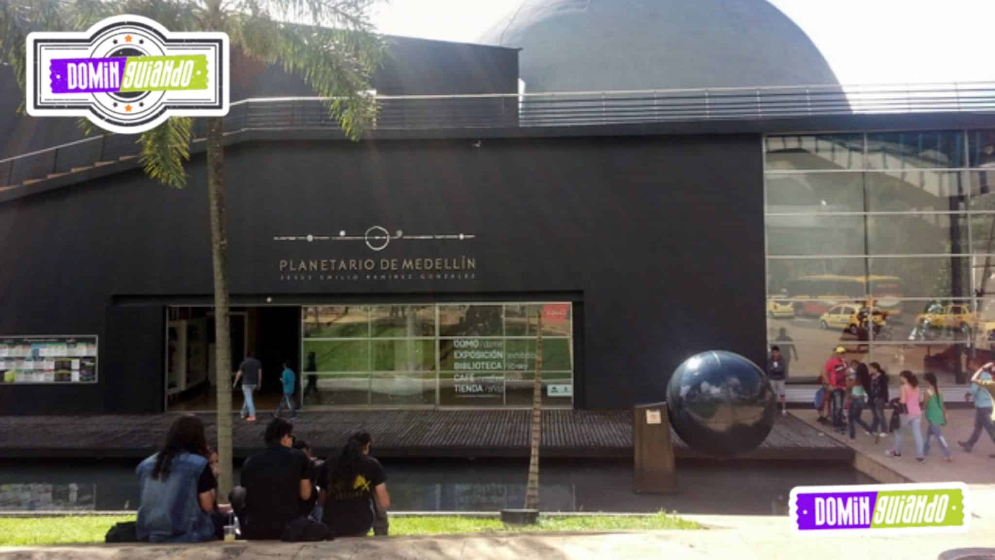 El Planetario Jesús Emilio Ramírez González se consolida como uno de los centros de divulgación científica más modernos y completos de Latinoamérica. Ubicado en el corazón del Parque de los Deseos, este espacio combina ciencia, tecnología, arte y emoción para ofrecer experiencias inmersivas sobre el cosmos, la Tierra y la posibilidad de vida más allá de nuestro planeta.