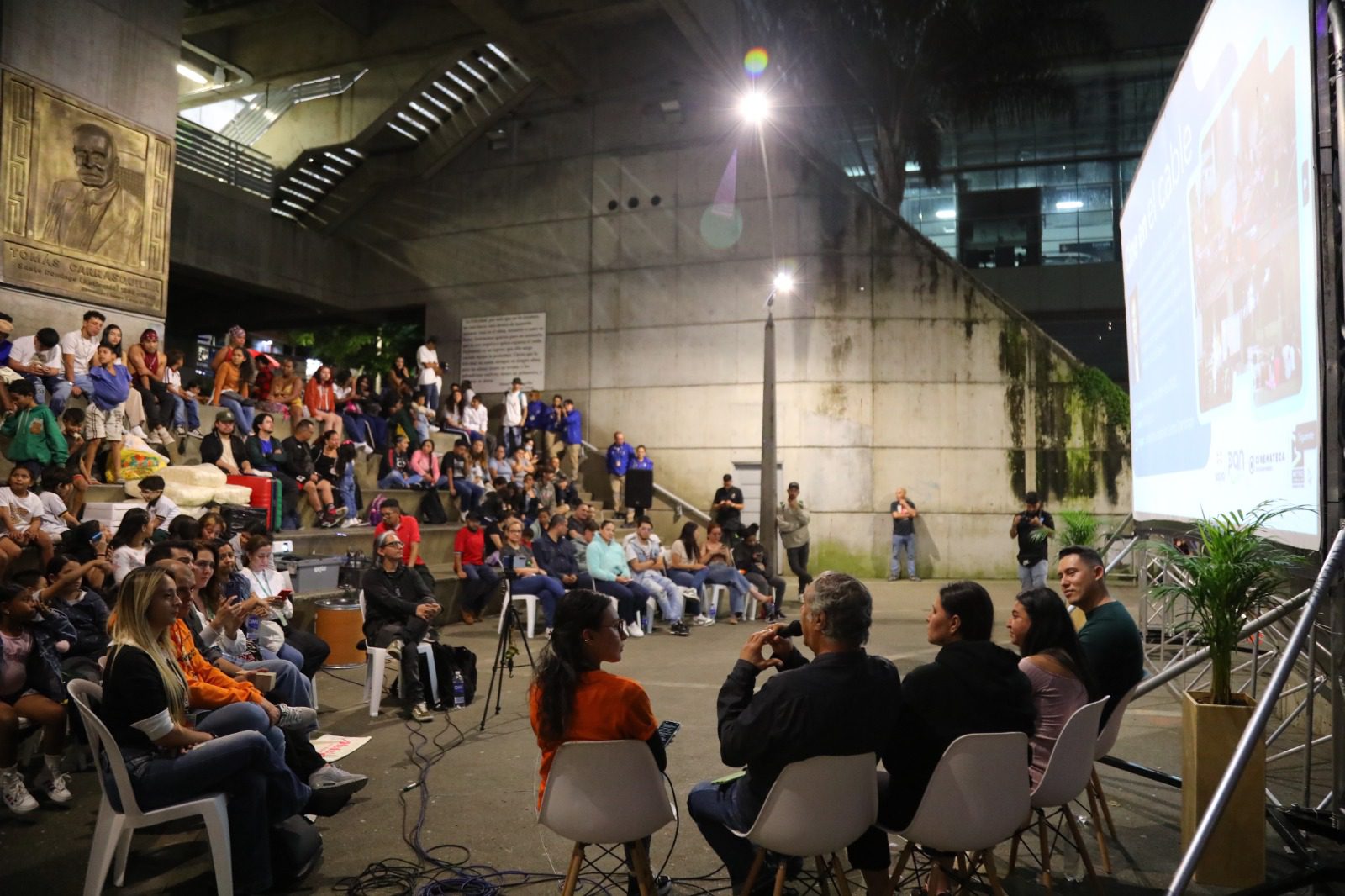 En Santo Domingo inició Cine en el Metrocable con la presencia de Víctor Gaviria