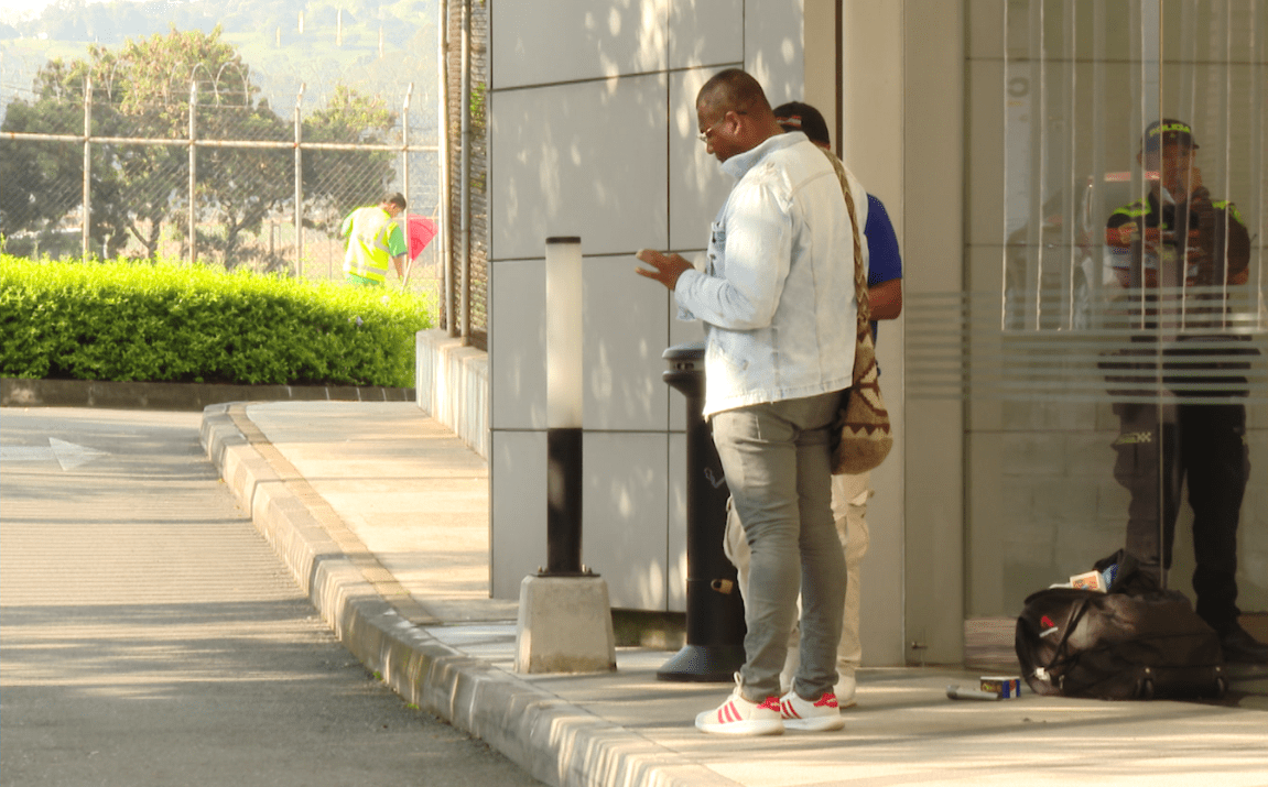 Familiares de avioneta accidentada aguardan por noticias de sus seres  queridos - Telemedellín