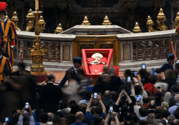 Miles se han despedido del papa Francisco en la Basílica de San Pedro