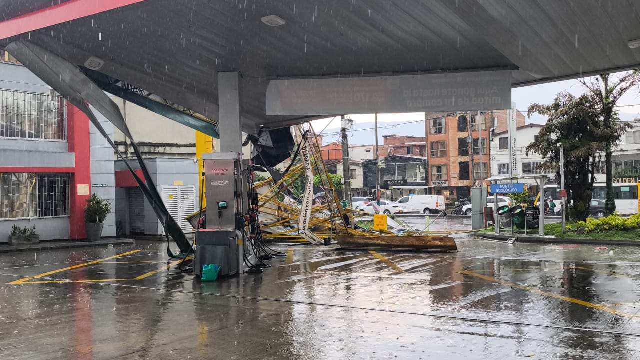 Más de 30 llamadas de emergencia y 7 árboles caídos dejó fuerte aguacero en Medellín