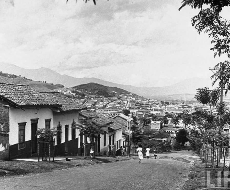 Nació como una promesa de vivienda para trabajadores. A mediados del siglo XX, el gobierno impulsó la construcción de barrios obreros. Así nació Villa Hermosa: como un espacio digno para las clases populares que llegaban a la ciudad en busca de oportunidades.
